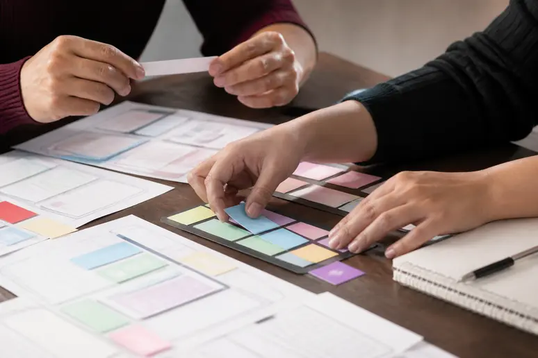 Organisation visuelle de blocs et de formulaires pour une application no code sur un bureau