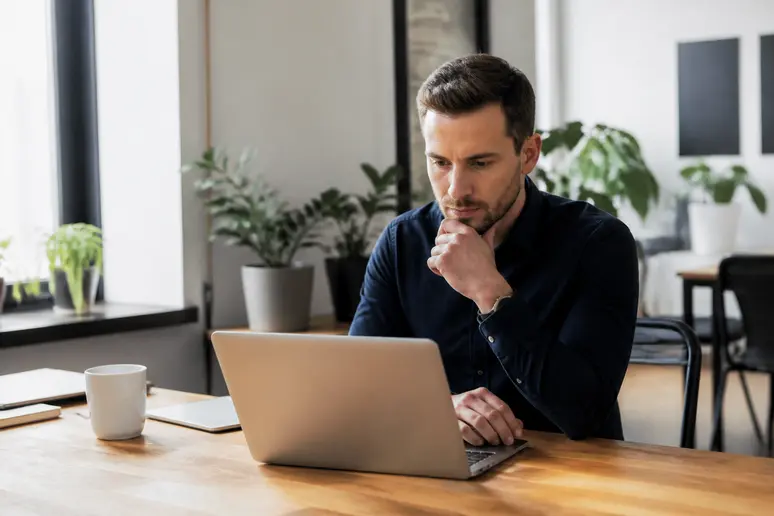 Spécialiste du marketing digital configurant le consentement pour le consent mode v2 google ads sur un bureau lumineux.