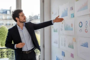 Professionnel analysant les performances des campagnes avec des graphiques de ctr google ads.