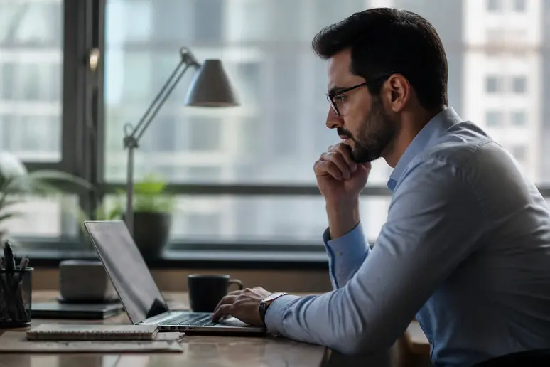 Consultant en référencement payant vérifiant les parts de diffusion et le budget kpi google ads