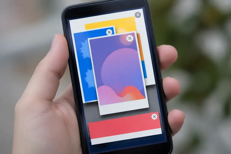 Un écran de smartphone saturé de publicités intrusives et de pop-ups rendant la navigation difficile.