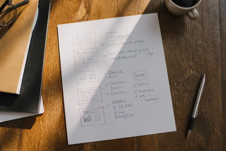 Tableau avec des notes manuscrites analysant les problèmes de conversion d'une page web et les solutions.
