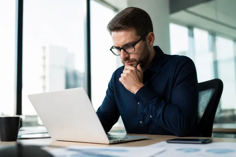 Analyse des rapports de recherche pour identifier les clics indésirables