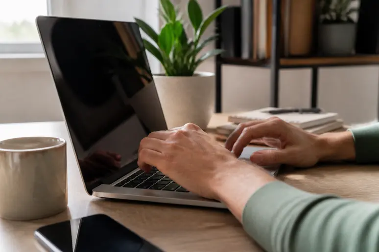 Mains d'un développeur web ajustant un code de suivi sur un écran d'ordinateur.