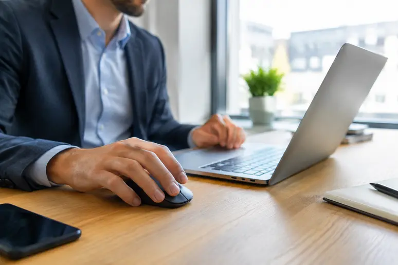 Utilisateur consultant des profils professionnels sur un ordinateur portable au bureau