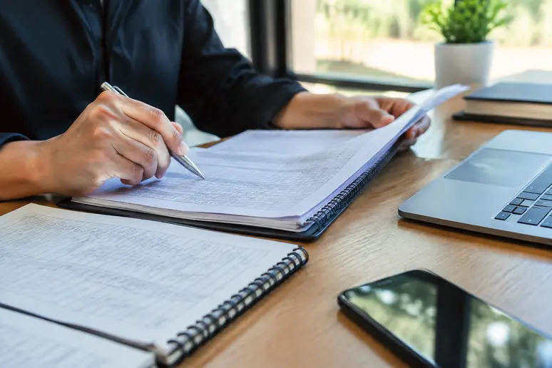 Vérification des informations d'une base de données email entreprise avant prospection