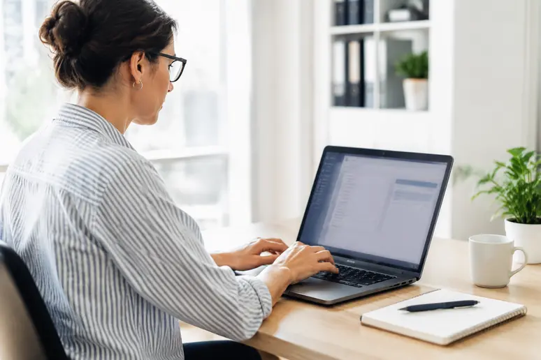 Utilisation d'un logiciel d'e-mailing professionnel pour préparer l'envoi d'une newsletter