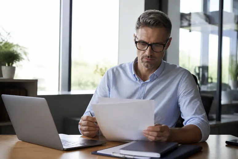Entrepreneur analysant son budget quotidien et le coût par lead pour ses campagnes publicitaires locales.