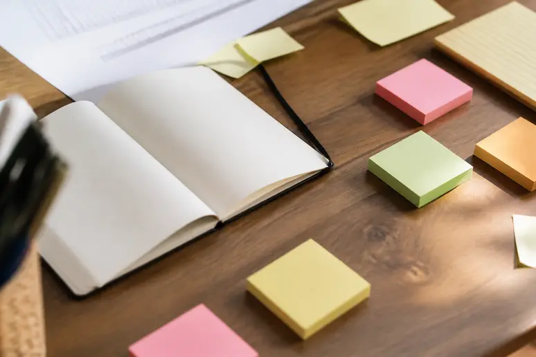 notes adhésives et carnet sur un bureau pour organiser une stack d'outils webmarketing sans budget
