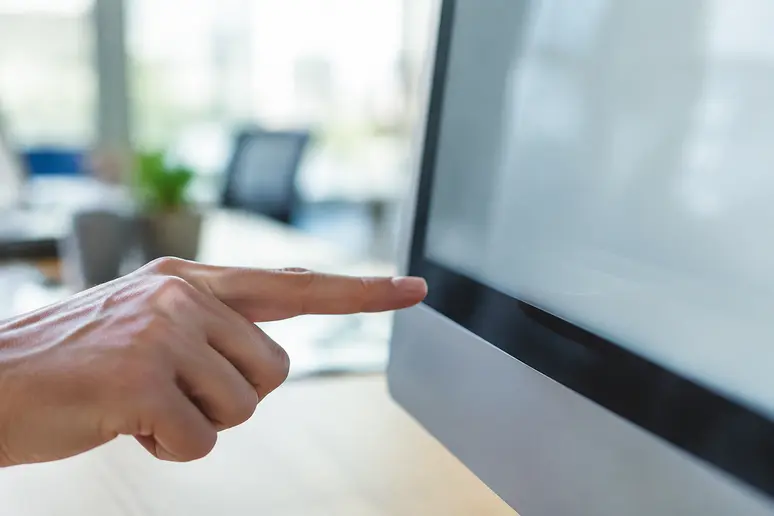 Doigt pointant vers un lien de désinscription bien visible en bas d'un message électronique.