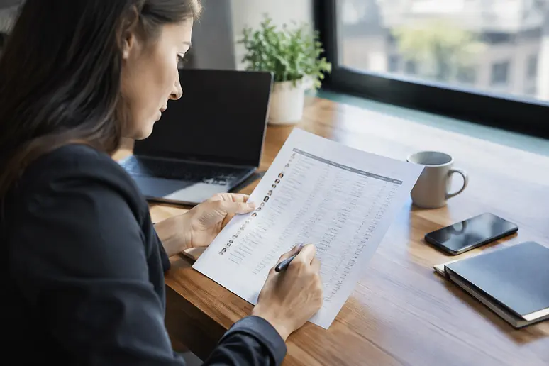 Vérification minutieuse des listes de contacts professionnels pour assurer la conformité des campagnes d'e-mailing