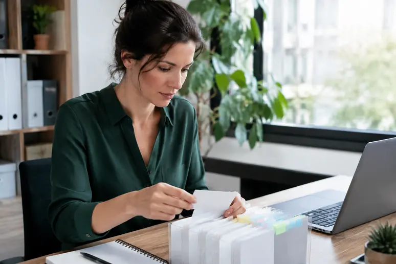 Gestion et nettoyage régulier d'une base de données de contacts pour optimiser l'envoi d'e-mails